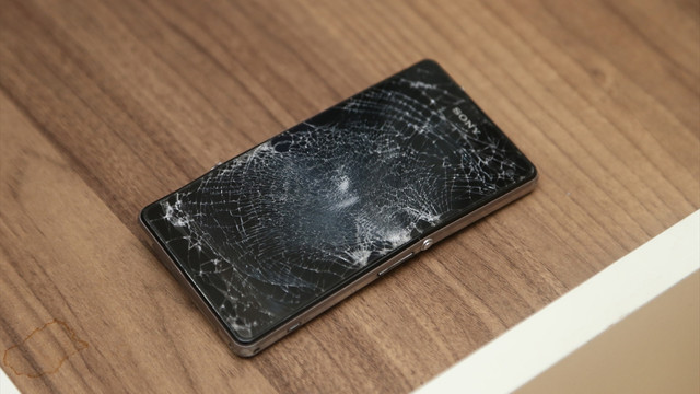 Telefonu sayesinde terör saldırısında ağır yaralanmaktan kurtuldu