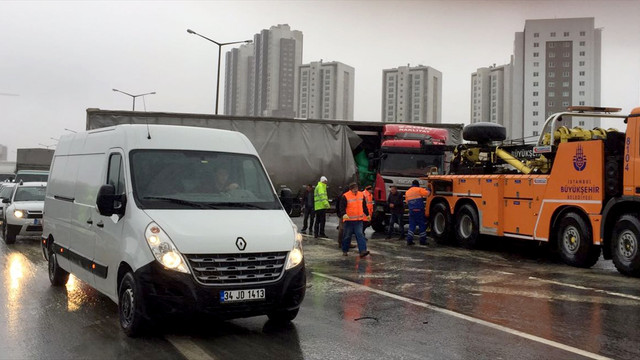 TEM otoyolunda yan dönen tır, trafiği aksattı