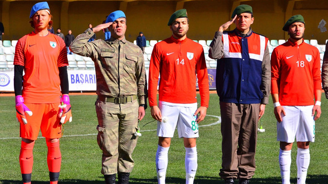 Teröre tepki için maça polis ve komando bereleriyle çıktılar