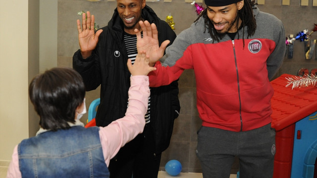 TOFAŞ'lı basketbolculardan hasta çocuklara ziyaret