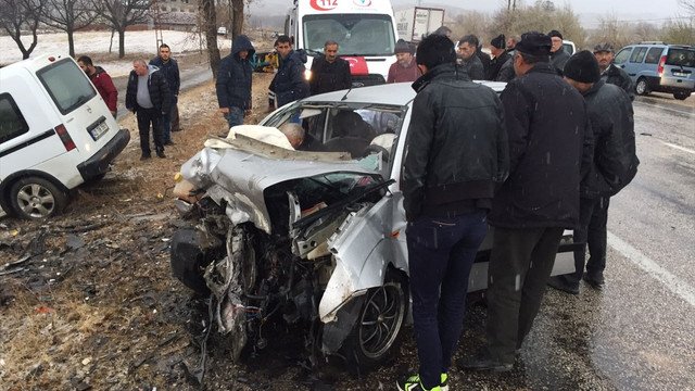 Tokat'ta hafif ticari araçla otomobil çarpıştı: 2 ölü, 3 yaralı