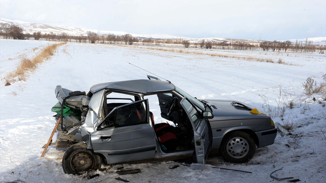 Tokat'ta otomobille tır çarpıştı: 1 ölü, 2 yaralı