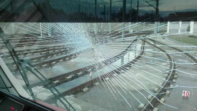 Tramvaya içinde taş bulunan kar topu atıldı
