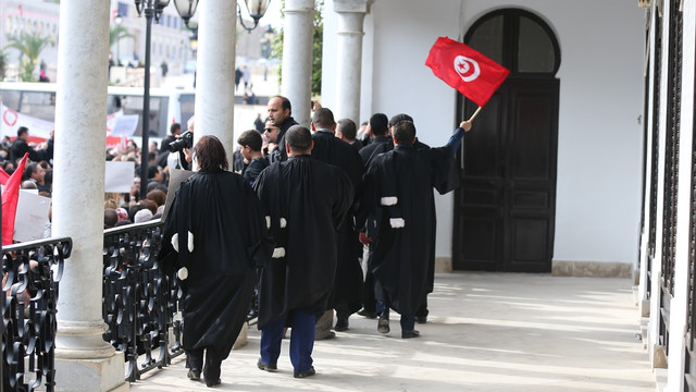 Tunuslu avukatlar maliye yasasını protesto etti
