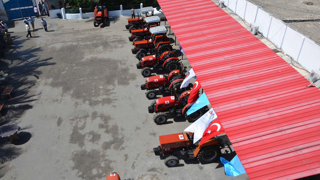 Türkiye'den Somalili çiftçilere traktör desteği