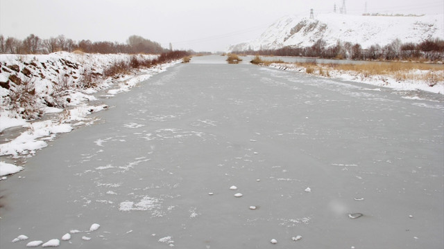 Türkiye'nin en uzun nehri kısmen buz tuttu