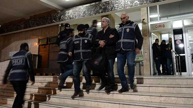 Üç ilde polislere operasyon: 26 gözaltı