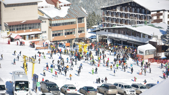 Uludağ'da kar kalınlığı tatilcileri sevindirdi
