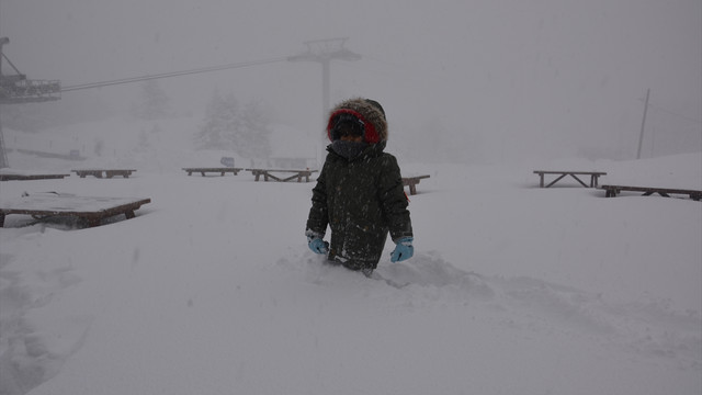 Uludağ'da kar ve tipi etkili oluyor