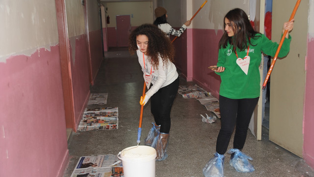 Üniversite öğrencileri ilkokulu boyadı