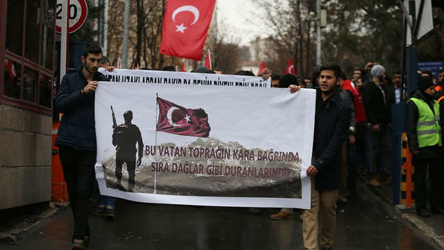 Üniversite öğrencileri, şehitler için yürüdü