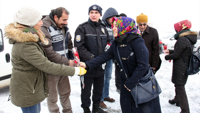 Üniversite öğrencilerinden polise sıcak ikram