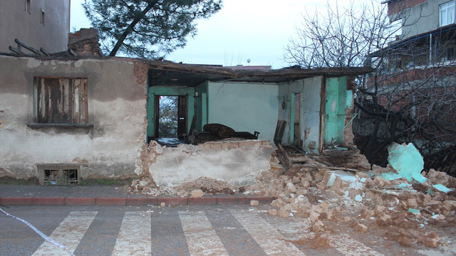 Üzerine duvar yıkılan lise öğrencisi yaralandı