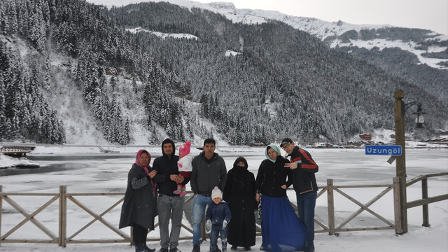 Uzungöl'ün yüzeyi buz tuttu