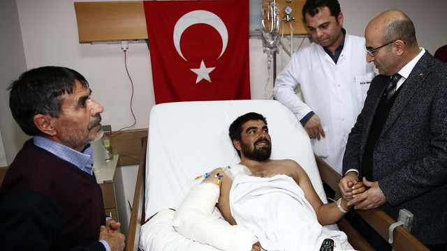 Vali Demirtaş'tan, El-Bab'da yaralanan askere ziyaret