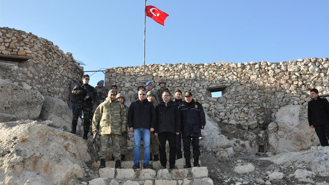 Vali Deniz'den nöbet tutan askerlere ziyaret