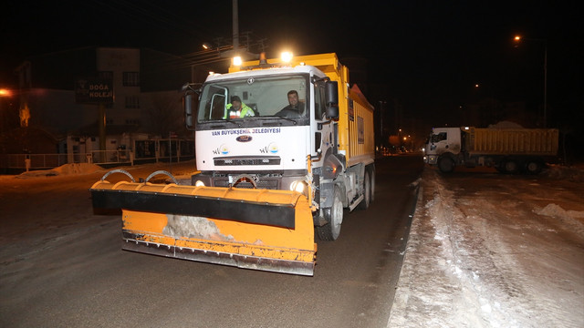 Van'da karla mücadele çalışması gece de sürdürülüyor