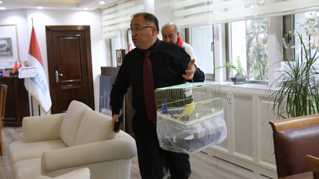 Yangın tatbikatında kanaryasını unutmadı