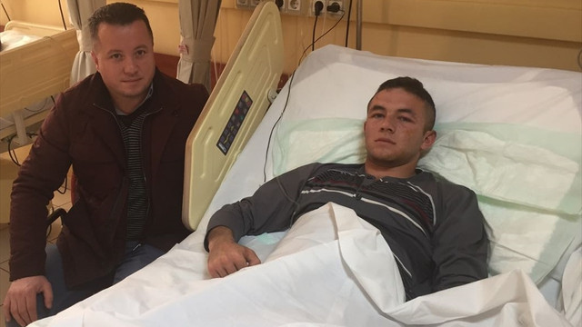 Yaralı asker önce arkadaşlarına yardım etmiş