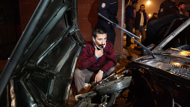 Yaralı halde arkadaşlarının yardımına koştu