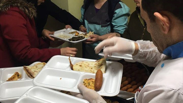 Yaralı Türk askerlerine ikramlarla moral verdiler