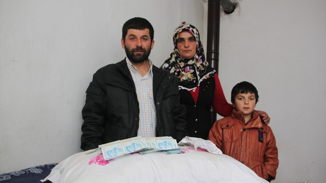 Yardım için verilen yastıktan para çıktı