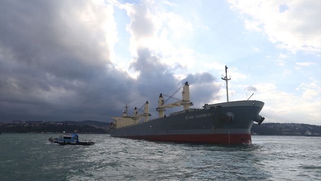 Yeniköy'de yük gemisi karaya oturdu