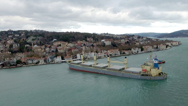 Yeniköy'de yük gemisinin karaya oturması