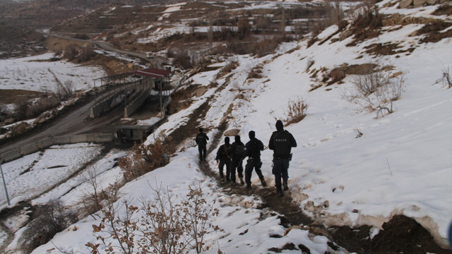 Yılbaşında vatandaşın huzuru için eksi 10 derecede görev başındalar