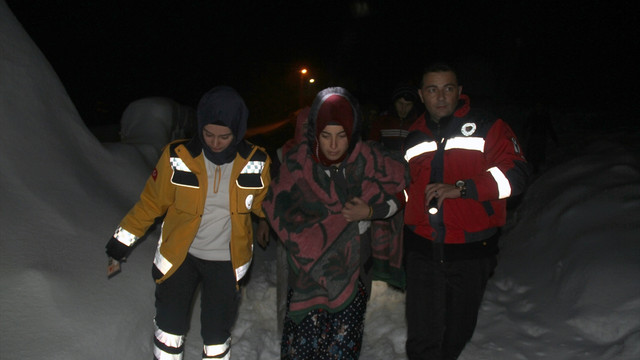 Yolu kapanan köyde sancılanan hamile kadın kurtarıldı