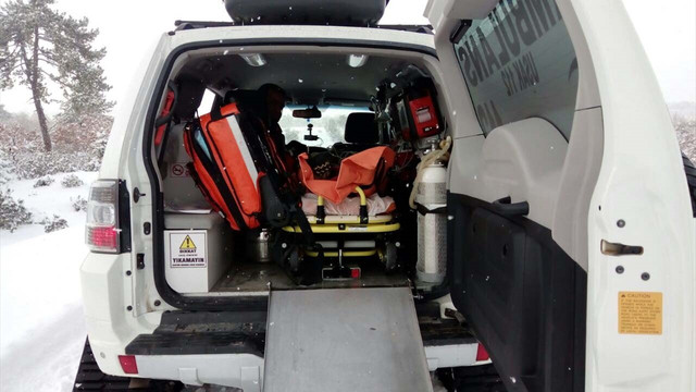 Yolu kapanan köydeki yaralı kadın kurtarıldı