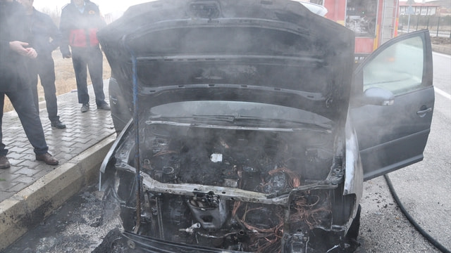 Yozgat'ta seyir halindeki otomobil yandı