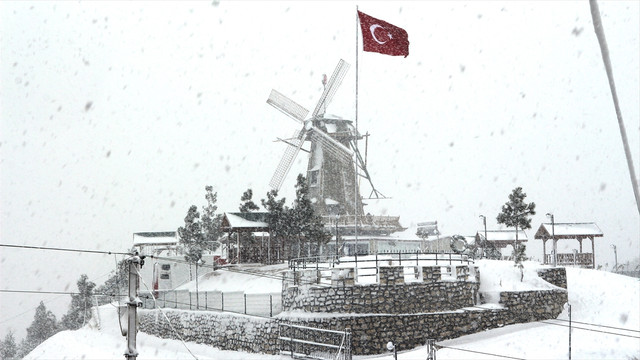 Akdeniz'de kar ve fırtına