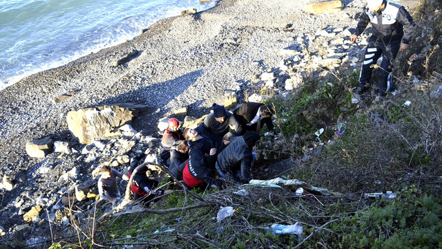 Zonguldak'ta otomobil denize düştü: 1 yaralı