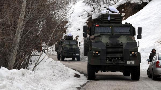 Bitliste askeri araç devrildi: 12 asker yaralandı