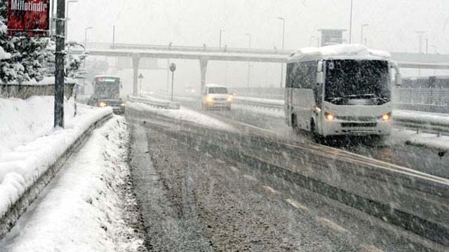İstanbulda kar esareti devam ediyor