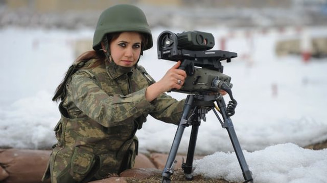 Orduda kadın subay sınırlandırılması kaldırılıyor