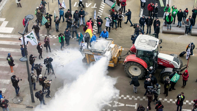 AB Konseyine süt tozuyla protesto