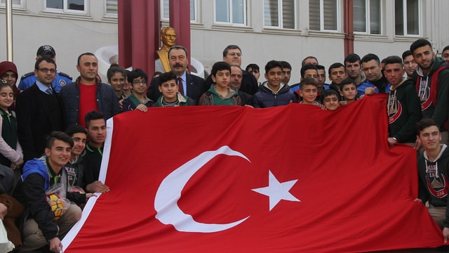 Adana Emniyet Müdürü Ak, polisle birlikte bayrak açan öğrencileri ağırladı