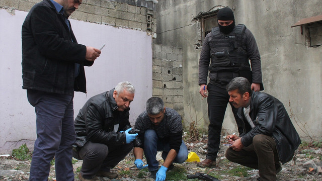 Adana'da bina çatısındaki silahlı şüpheliler yakalandı