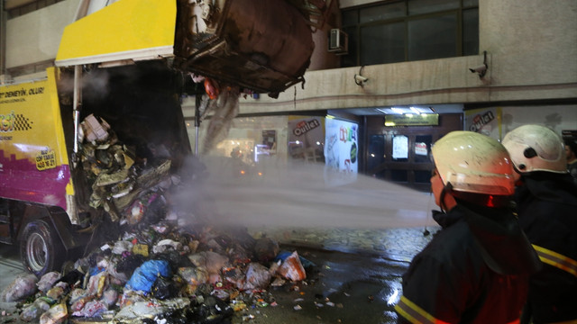 Adana'da çöp kamyonunda yangın