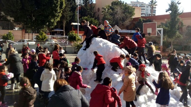 Adana'da öğrencilere kar süprizi