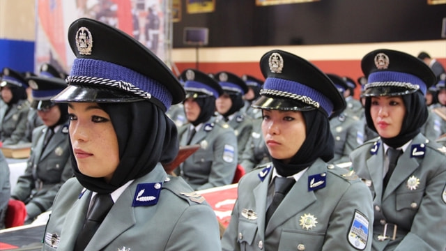Afgan kadın polisler mezun oldu