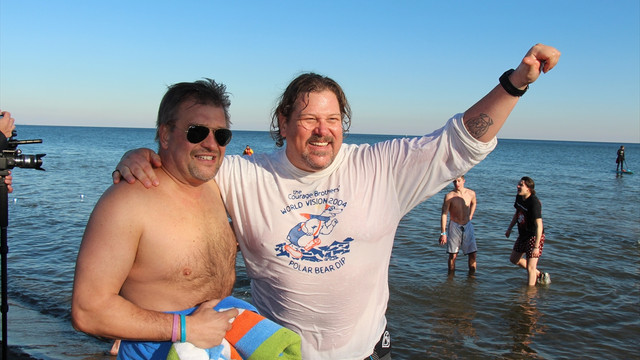 Afrika'ya temiz su için buz gibi göle daldılar