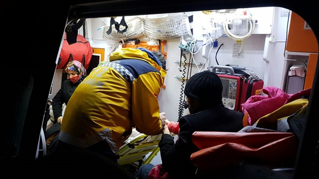 Ağrı'da kara saplanan ambulans 1 saatte kurtarıldı