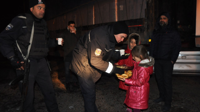 Ağrı'da nöbet tutan polisler yılbaşında unutulmadı