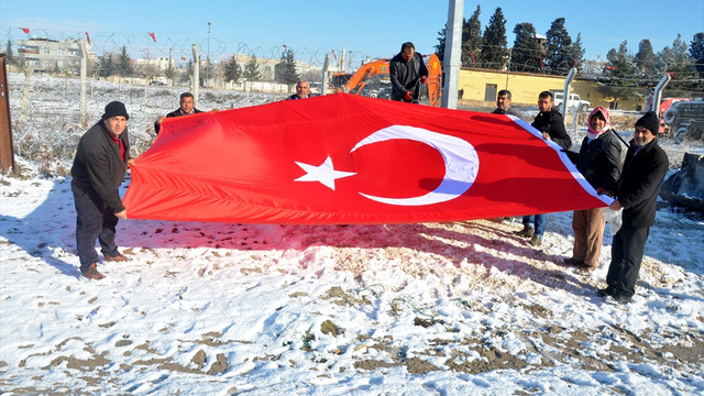 Akçakale'de Suriye sınırına dev Türk bayrağı