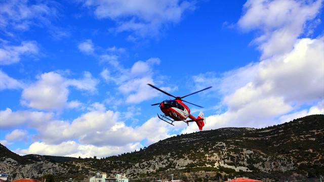 Ambulans helikopter prematüre bebek için havalandı