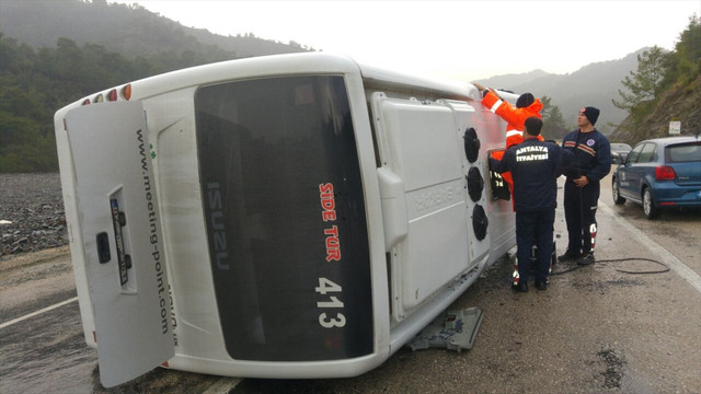 Antalya'da midibüs devrildi: 13 yaralı