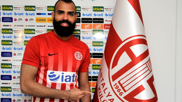 Antalyaspor, Sandro ile sözleşme imzaladı